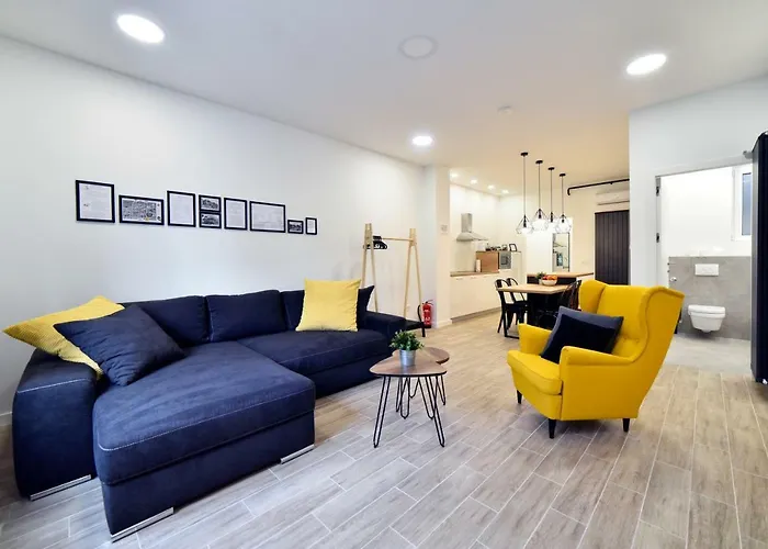 Fishnjak Apartments